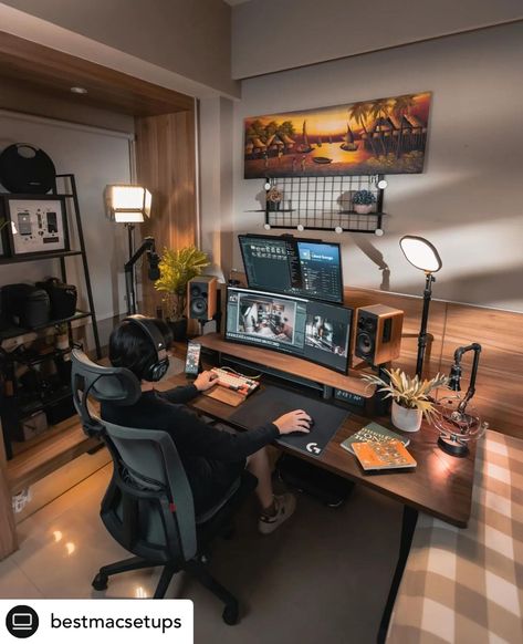 How to add artwork to your gaming space Gaming Desk Designs, Tech Home Office, Studio In Casa, Workspace Ideas, Pc Ideas, Aesthetic Office, Gaming Desk Setup, Modern Home Offices, Computer Desk Setup