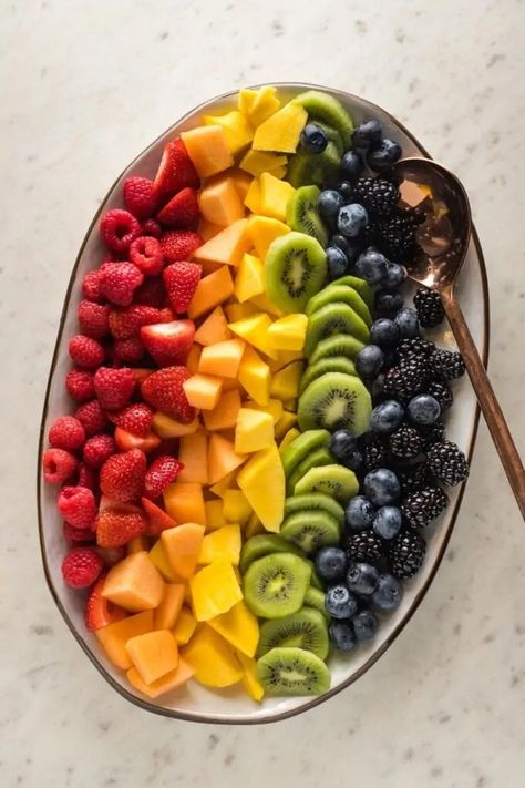 This pretty and vibrant Fruit Rainbow is an eye-catching yet simple way to jazz up your basic fruit platter. Quick and easy to assemble, this is perfect for St. Patrick's Day, birthday parties, or brunch with friends! Essen, Fruit Platter Rainbow, Fruit Bowl Party, Fruit Assortment Ideas, Fruits Party Ideas, Pride Brunch Ideas, Mini Fruit Platter, Fruit Platter Small, Picnic Fruit Platter