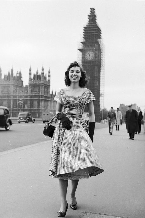 1950s Fashion Photos and Trends - Fashion Trends From The 50s 60s Fashion Trends, 1950 Style, Decades Fashion, Fashion Trend Inspiration, Fashion London, Fashion 50s, 1950 Fashion, Vintage Fashion 1950s, Fifties Fashion