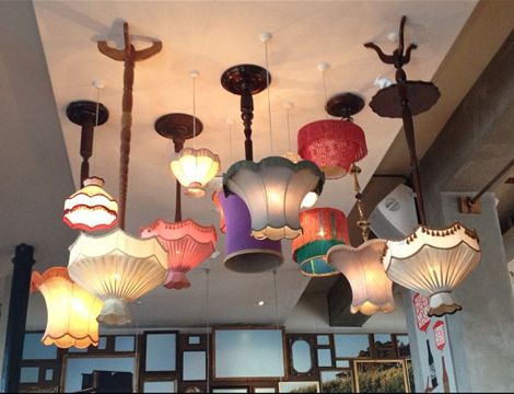 Lamps upside down at Mac's Brewery Auckland NZ Umbrella Light Fixture, Astrology Cafe, Cottage Core Apartment, Stand Feria, Umbrella Lights, Cafe Lights, Minimalist Interior Design, Tiny House Cabin, Recycled Furniture