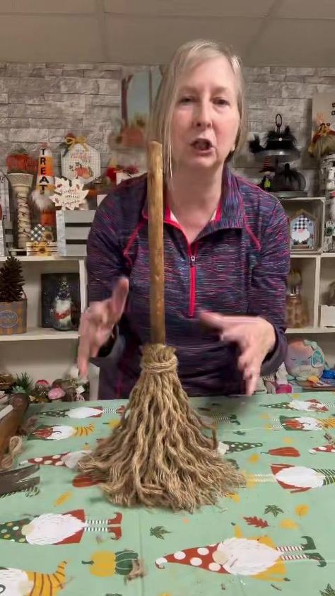 Fall Craft Ideas Kids Easy, Halloween Broomstick Decorations Diy, Diy Witch's Broom, Fall Decor Primitive, Primitive Gnomes Diy, Plunger Witches Broom Diy, Broom Halloween Decor, Diy Mini Witch Broom, Whimsical Diy Crafts