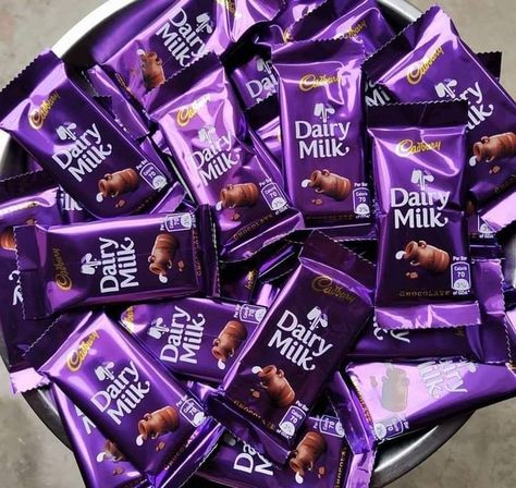 NudeFood on Twitter: "Who loves Chocolates? 🤤❤️🍫… " Chocolate Calories, Dairy Milk Silk, Milka Chocolate, Happy Chocolate Day, Eating Food Funny, Chocolate Fudge Frosting, Chocolate Pictures, Purse Design, Dairy Milk Chocolate