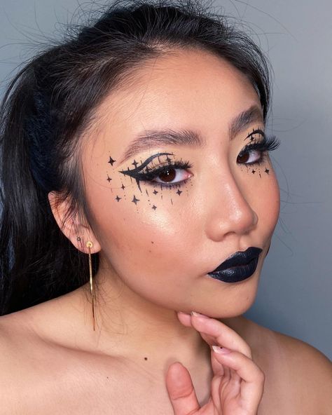 #graphiceyeliner #eyeliner #eyelinerstyles #eyelinerlook #makeup #makeupideas #makeuplook #glammakeup Stars Face Paint, Black Star Makeup, Witchy Eyeliner, Derby Makeup, Cosmic Makeup, Star Eyeliner, Black Makeup Looks, Fairy Ball, Graphic Star