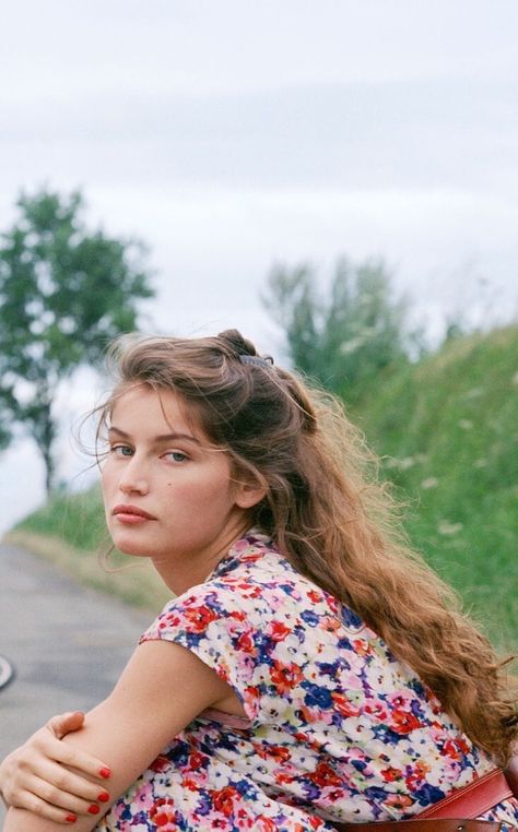 French actress and model Laetitia Casta on the set of TV Mini-Series La Bicyclette Bleue, based on the novel by Régine Deforges, and directed by Thierry Binisti. Laetitia Casta, French Models, French Actress, Celebrity Beauty, Senior Portrait, French Girl, Blonde Hair Color, Hair Inspo, Cute Hairstyles