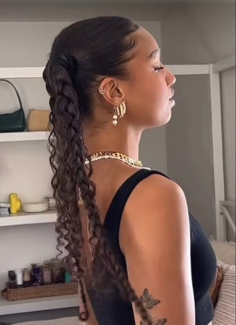 @ashleescurls on ig Two Ponytails, Cute Curly Hairstyles, Hairstyle Inspo, Club Ideas, Pretty Hair Color, Hair Stylies, Health Club, Summer 24, Pretty Hair