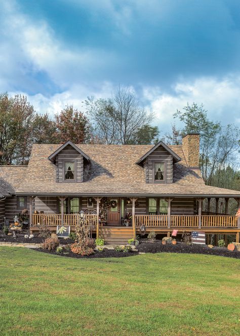 This Pennsylvania log home combines the best of present-day amenities with old-fashioned craftsmanship and charm. Rustic House Exterior, Log Homes Exterior, Log Cabin Ideas, Log Home Plans, Log Cabin Kits, Log Home Decorating, Log Cabin Homes, Timber House, Log Home