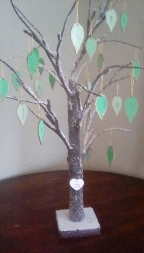 Family Tree Design Ideas, Memorial Tree Ideas, Family Tree Display, Tree Making Ideas, Family Tree With Names, Family Tree Diy, Wood Plank Christmas, Diy Family Tree, Family Trees Diy