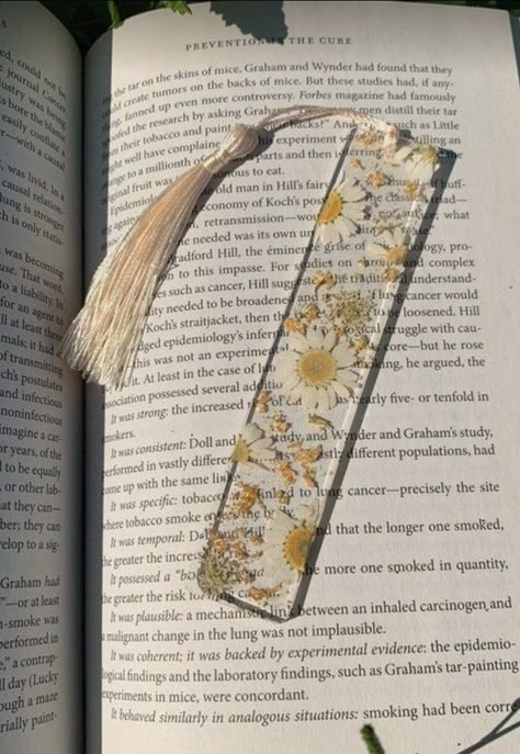 Bookmark Crochet Tutorial, Bookmarks Crochet, Bookmark Easy, Diy Resin Gifts, Floral Bookmarks, Resin Bookmarks, Bookmark Crochet, Handmade Bookmarks Diy, Vintage Bookmarks