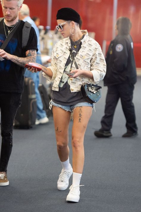 Halsey Street Style, Halsey Short Hair, Enby Style, Halsey Album, Enby Outfits, Halsey Concert, Halsey Street, Halsey Singer, Minimalist Chic Fashion