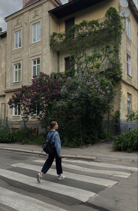 Walking Looking Back Pose, Person Walking Down Street, Walking Pose Aesthetic, City Walks Aesthetic, Bush Walk Aesthetic, People Walking Aesthetic, Walking Down The Street Aesthetic, City Walking Aesthetic, Walking Home From School Aesthetic