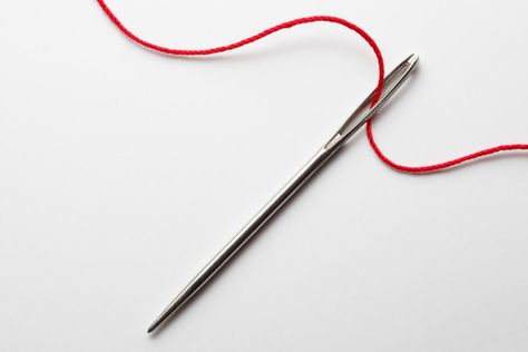 Get Ready To Have Your Mind Blown By This Genius Needle-Threading Hack Thread A Needle Hack, Needle Threading Hacks, Needle Reference, Ceramics Pumpkin, Thread Hack, Jacket Inspiration, Persian Tattoo, Thread And Needle, Sewing Shorts