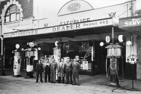 The JT Fossey garage, Tamworth,NSW in 1950. Tamworth Nsw, Colonial Australia, Artist Reference, Tamworth, Air B And B, South Wales, New South Wales, Back In The Day, Early 20th Century