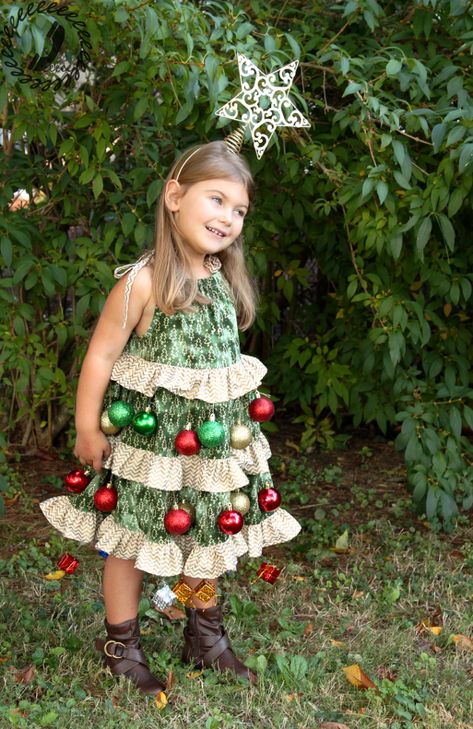 Halloween Hack - Christmas Tree Costume - Call Ajaire Christmas Tree Costume Diy, Christmas Costumes Diy, Super Easy Halloween Costumes, Christmas Tree Outfit, Christmas Costumes Women, Christmas Tree Costume, Tree Costume, Diy Costumes Women, Christmas Pageant