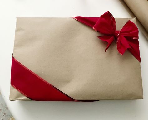 Velvet Paper Crafts, Gift Wrap Brown Paper, Christmas Wrapping Ideas, Red Velvet Ribbon, Black Wrapping Paper, Christmas Hampers, Wrapping Inspiration, Wrapping Techniques, Gift Wrapping Techniques