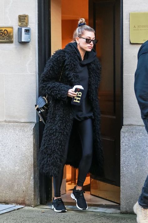 Hailey Baldwin oversize fit teddy coat style inspiration for winter / MÉLÒDÝ JACÒB Black Teddy Coat, Office In New York, Hailey Baldwin Street Style, Winter Mode Outfits, Mode Mantel, Hailey Baldwin Style, Sneakers Street Style, Doctor Office, Looks Street Style