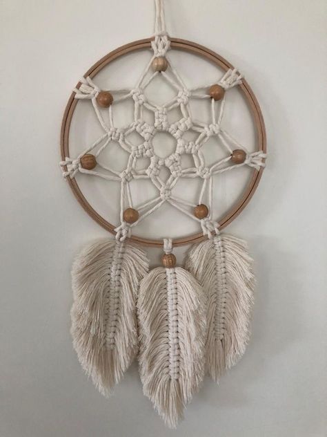 Dream Catcher Patterns, Dream Catcher Tutorial, Pola Macrame, Macrame Plant Hanger Patterns, Macrame Dream Catcher, Boho Crafts Diy, Crochet Dreamcatcher, Dream Catcher Craft, Macrame Knots Pattern