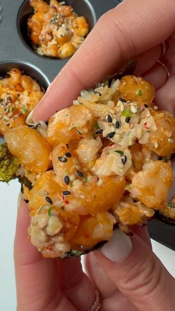 Aleyda Batarse on Instagram: "try this Shrimp Sushi Bake with Sriracha Mayo & Sesame Seeds!🍱🍤🔥 Loving this quick lunch idea or fresh and light dinner. Minimal ingredients like 👉🏻 nori wraps, your favorite rice, and shrimp that’s coated in Japanese mayo, sriracha, and good-quality soy sauce or tamari. Grab the easy recipe deets below👇🏼 Serves 2 1 cup cooked rice of your choice: preferably sushi rice! ~12 large shrimp, shell peeled and deveined, chopped 3-4 sheets Sushi Nori roasted seaweed sheets- sliced into squares large enough to place over a muffin pan Fresh lemon juice before serving 1/2 Tbsp sesame seeds (for sprinkling at the end) Spicy Mayo (combine) 2 Tbsp sriracha 2 Tbsp Japanese mayo 1 Tbsp soy or tamari sauce Instructions 🌟🌟🌟🌟🌟 Preheat oven to 350F and get 2, 6-muffi Shrimp Seaweed Wrap, Seaweed Squares Recipes, Shrimp Sushi Bake, Nori Recipe, Rice And Shrimp, Nori Wraps, Squares Recipes, Sushi Taco, Sushi Nori