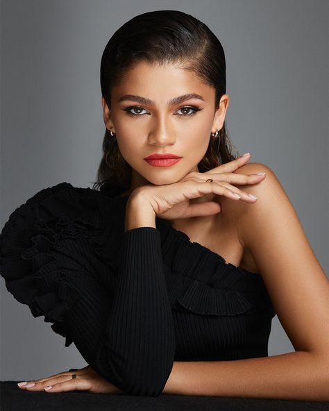 Headshots Smiling, Powerful Headshots Women, Beauty Portrait Poses, Make Up Photoshoot Ideas, Zendaya Model, Beauty Headshots, Zendaya Photoshoot, Estilo Zendaya, Beauty Shooting