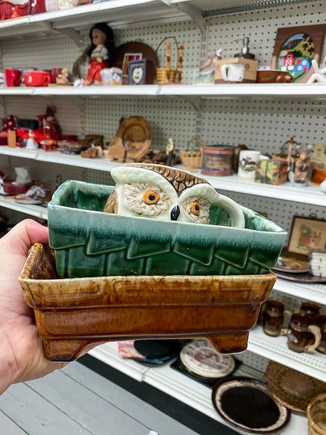 Thrift Store Storage Ideas, Decorating With Vintage Furniture, Goodwill Decor Ideas, Bathroom Thrift Decor, 2024 Vintage Decor Trends, Decorating With Vintage Items Antiques, Decorating With Dishes, Thrift Store Wall Decor, Vintage Decor Items