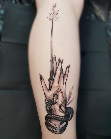 Swipe ➡️ an alle meine Harry Potter Fans ⚡ Welches Team seid ihr? Bild 1. Team Slytherin 🐍 Bild 2. Team Gryffindor 🦁 #harrypotter… Narcissa Malfoy Tattoo, Harry Potter Basilisk Tattoo, Harry Potter Tattoos Sirius Black, Snitch Tattoo Harry Potter, Gryffindor Tattoo Ideas, Slytherin Tattoo Ideas, Gryffindor Tattoo, Snape Tattoo, Harry Potter Snake