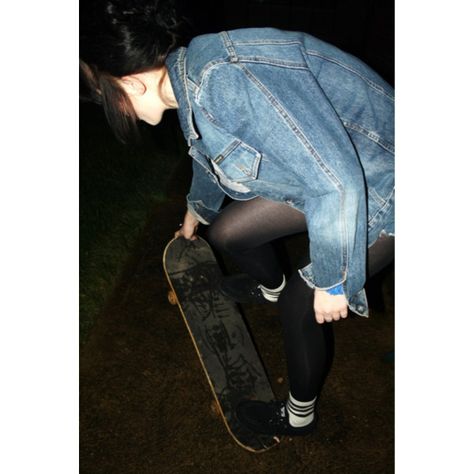 Dark Academia Aesthetic Outfit, Indie Outfits Grunge, Skateboard Aesthetic, Skate Girl, 90s Skater, Skater Aesthetic, Pastel Outfit, Skate Style, Festival Style