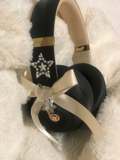 Headphone Decoration, Youtuber Dr, Diy Headphones, Black Beats, Cute Headphones, Beige Fashion, Wireless Bluetooth Headphones, Headphones Design, Headphone Accessories