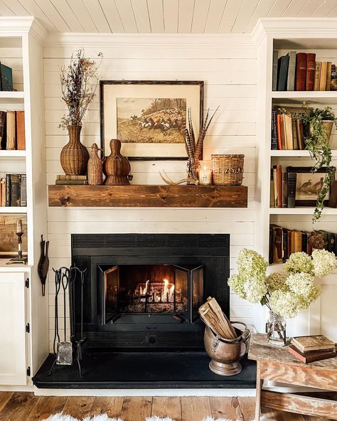 Weekly Wrap Up No. 47: A Calming Suite, Autumnal Inspo, and More! - The Roll-Out Vintage Southern Aesthetic Home, Georgia Farmhouse, Cowboy Home Decor, Country Fireplace, Vintage Fireplace, Quotes Home, Fireplace Mantle Decor, Fall Mantle, Farm Houses