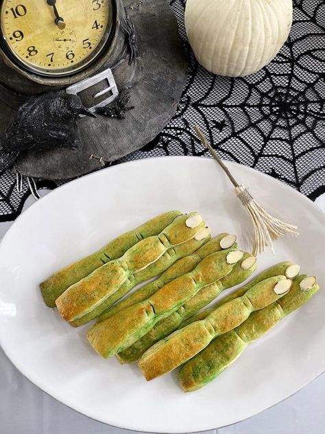 Simple witch finger breadsticks are a must have for Halloween dinners! This recipe uses store bought dough and couldn't be easier! Get the details at PartiesWithACause.com Halloween Breadsticks, Witch Finger Breadsticks, Finger Breadsticks, Halloween Dinners, Store Bought Dough, Witch Fingers, Halloween Themed Food, Halloween Menu, Bread Sticks Recipe