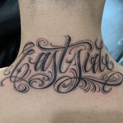 Brigantetattoo on Instagram: "- EAST SIDE - #tattoo #tattoos #letteringtattoo #art #lettering #lettere #freehand #drawing #blacktattoo #drawing #design #graphic #chicano #font #freestyle #dark #thebesttattooartists #letteringinsoul #calligraphy #familia #family #mom #maldito #balmtattoo #balmtattoolombardia done with “BLACK INK“ - by me for @sunskintattoo and @balm_tattoo @balmtattoolombardia" Eastside Tattoo Fonts, Family Neck Tattoo, East Tattoo Ideas, Eastside Tattoo, Chicano Calligraphy, Chicano Lettering Tattoo, East Side Tattoo, Chicano Font, Lettering Chicano