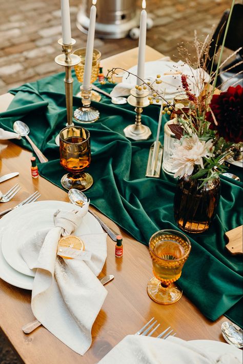 Velvet Wedding Table, Velvet Tablescape, Emerald Green Picnic Setup, Blue Green Tablescape, Emerald Green Tablescape, Green Glass Wedding, Dark Green And Amber Wedding, Amber And Emerald Wedding, Amber And Green Wedding