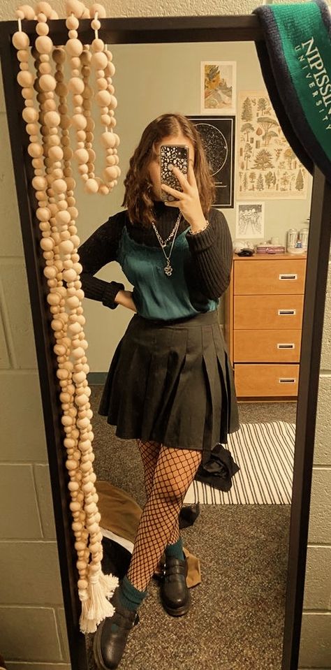 Black Skirt Turtleneck Outfit, Fishnet With Skirt, Skirt With Fishnets Outfit, Skirt And Tights Outfit, Skirt With Fishnets, Fishnet Outfit, Lace Top Black, Black Tennis Skirt, Black Skirt Outfits