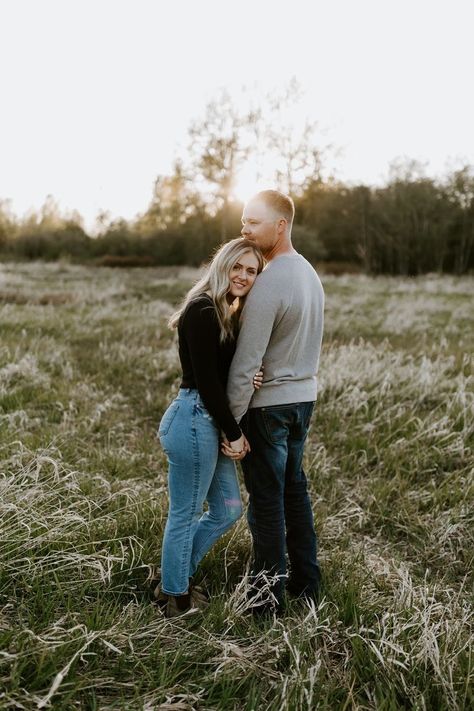 Engagement Photos Standing, Flattering Poses For Couples, Shy Couples Photoshoot, Flattering Engagement Poses, Engagement Photos February, Engagment Photo Fall Outfits, Couples Family Photos, Dip Pictures Couple, Fall Outfits Couples Photo Ideas