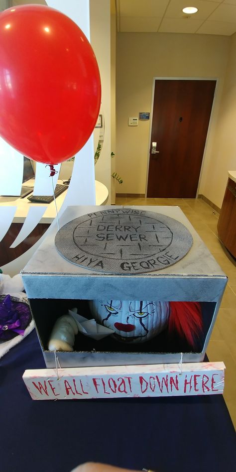 IT pennywise in a sewer pumpkin decorating contest Pumpkin Decorating Movie Theme, Contest Pumpkin Decorating, No Carve Witch Pumpkin Ideas, Pumpkin Carving Ideas Contest Winners, First Place Pumpkin Decorating Contest, Pennywise Sewer Decoration, First Place Pumpkin Contest, Scary Decorated Pumpkins, Pumpkin Office Contest