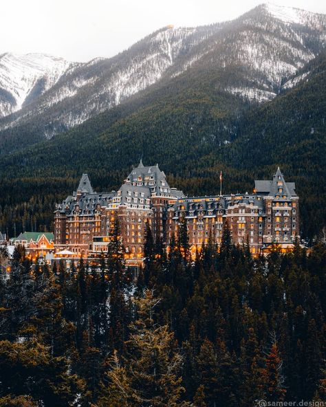 Fairmont Banff Springs, Fairmont Banff, Banff Canada, Fairmont Hotel, Wallpaper Retro, Canada Photos, Abandoned Castles, Haunted Places, Banff National Park