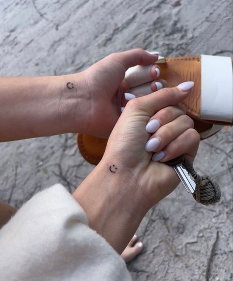 Mini Tattoos With Best Friend, Mini Tattoos Friends, Small Friends Tattoos, Cute Fineline Tattoo, Fine Line Friendship Tattoo, Small Tattoo Spots, Spots For Small Tattoos, Fineline Tattoos For Women, Small Fineline Tattoos