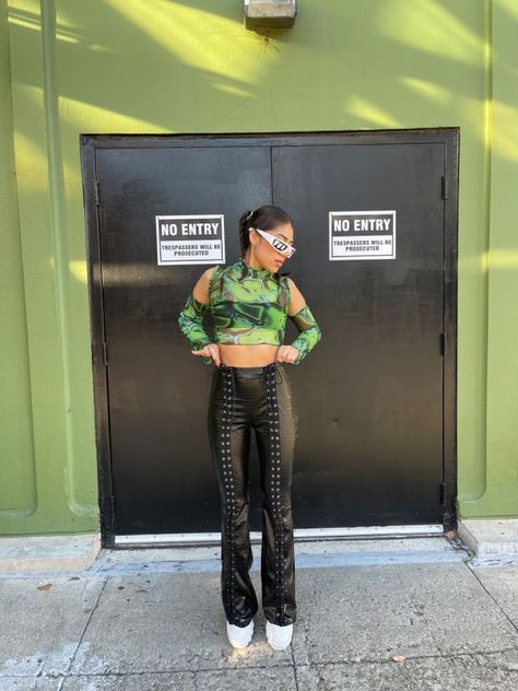 Fied Concert Outfit, Kid Cudi Concert Outfit, Green Outfit Concert, Black And Green Outfit Aesthetic, Reggaeton Concert Outfit Women, Ferxxo Outfits Mujer, Ferxxo Concert Outfits, Odesza Concert Outfit, Green Festival Outfit