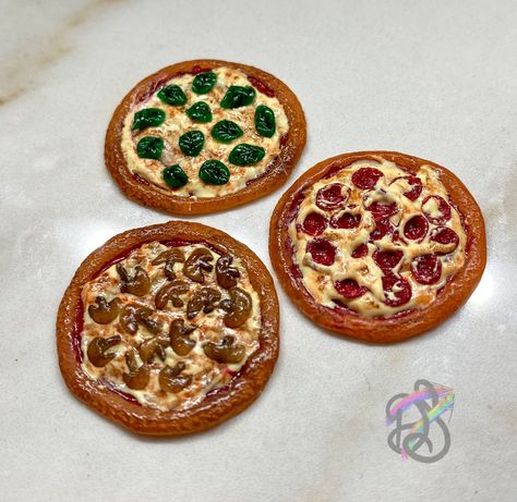 Clay Pizza, Mini Brands Toys Diy, Miniature Pizza, Pizza Parlor, Miniture Food, Ceramic Food, Mini Brands, Toys Diy, Doll Food