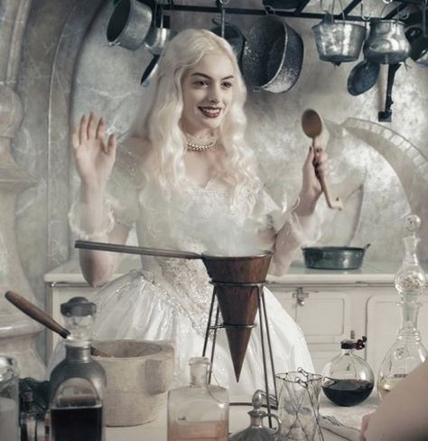 Esse sorrisinho não me engana. Queen Alice, The White Queen, Alice In Wonderland Aesthetic, Tim Burton Films, Alice Madness, Queen Aesthetic, White Witch, Disney Live Action, White Queen