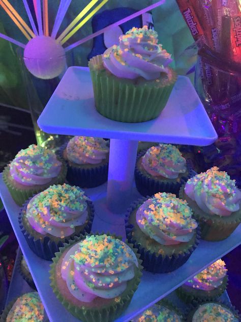 Euphoria Cupcakes, Euphoria Food Ideas, Neon Cupcakes Glow Party, Glow In The Dark Cupcakes, Glow In The Dark Cake, Neon Cupcakes, Neon Birthday Cakes, Sweet 16 Cupcakes, Glow Theme Party