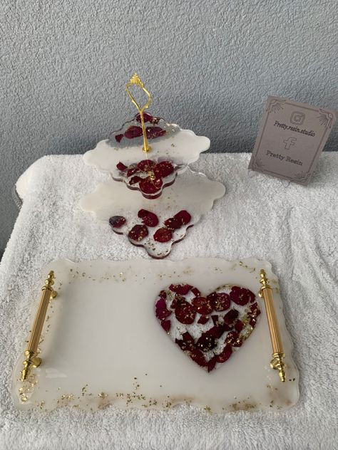 Hej im Alba and I love artwork. This is my small business so let's share some love ❤️ Love Artwork, Coffee Tray, Handmade Personalized Gifts, Creation Art, Gold Leaves, Instagram Art, Rose Petals, Resin Crafts, Cake Stand