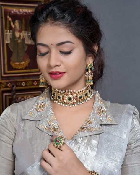 Collar Blouse Work Designs, Collar Neck Blouses For Sarees, Collar Neck Design For Blouse, Blouse Design With Collar Neck, Collar Neck Work Blouse Designs, High Neck Jewelry, Collar Neck Dress Designs, Blouse Collar Design, Collar Neck Blouse Designs Saree