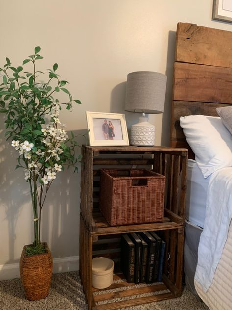 Diy Side Table Bedroom, Diy Bed Side Table, Crate Bedside Table, Wooden Crates Nightstand, Small Bedroom Storage Ideas, Diy Bedside Table, Crate Side Table, Bedroom Storage Ideas, Crate Decor