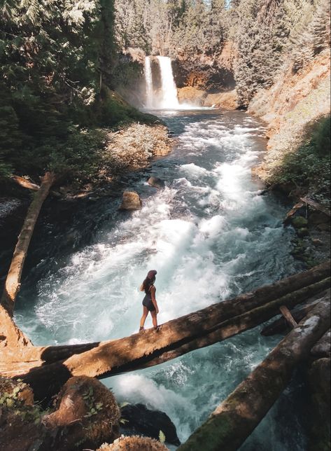 Tamanawas Falls Oregon, Oregon Waterfalls Road Trip, Oregon Hiking, Oregon Waterfall Hikes, Mountain Hiking Aesthetic, Washington Waterfalls, Pacific Coast Trail, Oregon Aesthetic, California Waterfalls