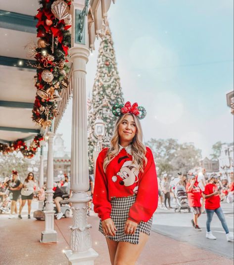 Disneyland Christmas Outfit, Disney Winter Outfits, Disney Christmas Outfits, Disneyworld Outfit, Disney Christmas Party, Disneyworld Outfits, Disney Poses, Disney Bound Outfits Casual, Disney Trip Outfits