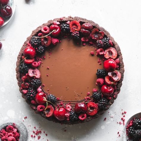 Forest Fruits Chocolate Tart (Vegan & Gluten Free) - Addicted to Dates Black Forest Ice Cream, Chocolate Fruit Cake, Fruit Tart Recipe, Freeze Dried Raspberries, Chocolate Crust, Forest Fruits, Dried Raspberries, Frozen Cherries, Chocolate Fruit