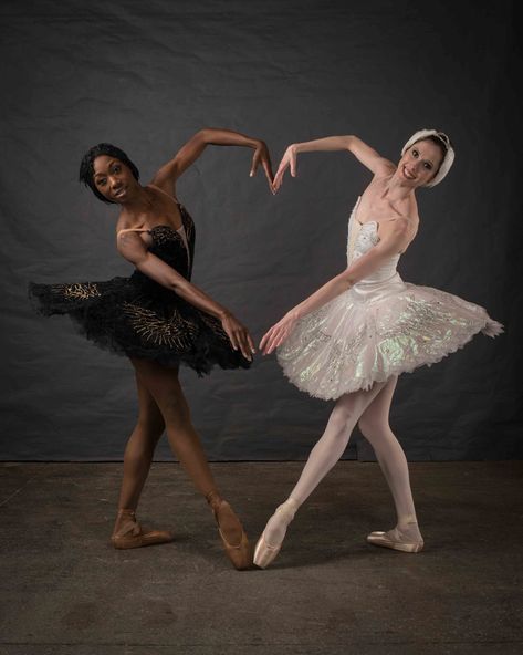 Joburg Ballet's Claudia Monja Guedes and Nicole Ferreira-Dill in 'Swan Lake in Black & White' Tari Balet, Ballerina Photography, Music Box Ballerina, Ballet Dance Photography, Dance Picture Poses, Dance Photo Shoot, Dancer Photography, Ballet Pictures, Ballet Beauty