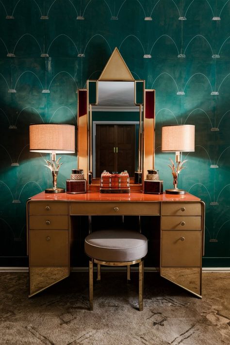 Channel the roaring twenties with this glamorous Art Deco bedroom. Bold geometric patterns, metallic accents, and luxurious materials create a sophisticated space straight out of The Great Gatsby. Gatsby Bedroom, Great Gatsby Interior Design, 20s Bedroom, Gatsby Interior Design, Deco Bedroom Ideas, Art Deco Bedroom Ideas, Art Deco Glamour, Future Bedroom, Art Deco Bedroom