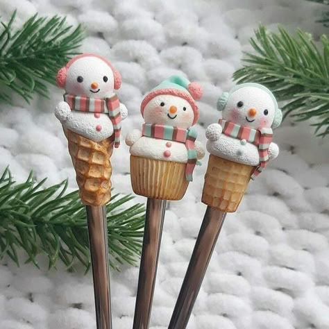 Polymer Clay Projects Diy, Christmas Spoons, Stationary Craft, Gingerbread Decorations, Peanuts Christmas, Christmas Clay, Polymer Clay Christmas, Christmas Paper Crafts, Polymer Crafts