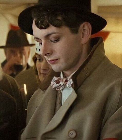 That side profile 🥰🥰-🐝 Follow for more Michael Sheen ~  Bright young things • • • Tags ~ #Michaelsheen #goodomens #goodomenscosplay… Bright Young Things, Old Married Couple, David Michael, Michael Sheen, Side Profile, Pretty Men, Serie Tv, Follow For More, Actors & Actresses