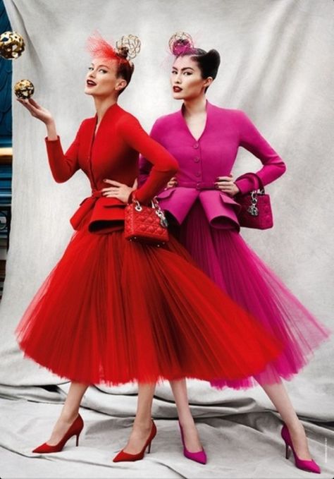 Dior Look Retro, Paris Mode, Retro Mode, فستان سهرة, Midi Skirts, Moda Vintage, John Galliano, Vogue Fashion, 50s Fashion